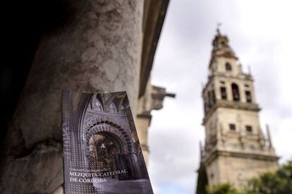 Imagen del nuevo folleto en el que aparece la inscripción Conjunto Monumental Mezquita-Catedral de Córdoba.
