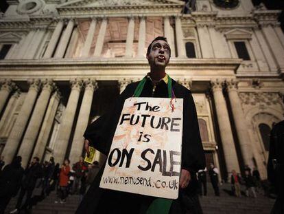 Un manifestante disfrazado de zombie, frente a la catedral de San Pablo.