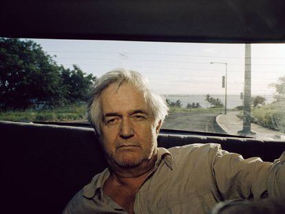 Henning Mankell, en un automóvil en Maputo (Mozambique) en 2004,