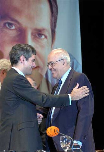 Adolfo Suárez Illana saluda al ex presidente del Gobierno Leopoldo Calvo Sotelo durante el homenaje en Madrid.