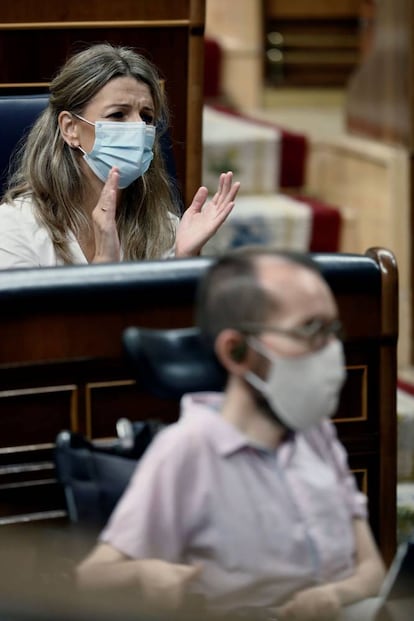 La ministra de Trabajo, Yolanda Díaz, aplaude durante la segunda sesión del debate de moción de censura presentada por el Vox, este jueves en el Congreso.