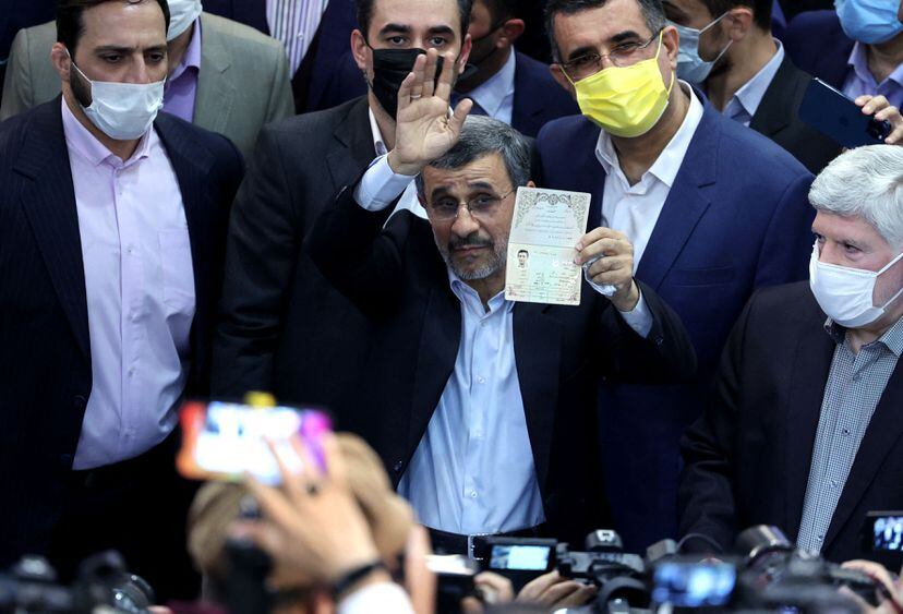 El expresidente iraní Mahmud Ahmadineyad muestra su identificación al inscribirse este miércoles como candidato para las elecciones del próximo 18 de junio.