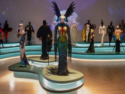 Una de las salas de la muestra dedicada a Mugler en el Brooklyn Museum.