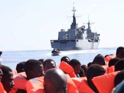 El buque español Cantabria, durante la operación de rescate de inmigrantes del pasado 3 de noviembre.