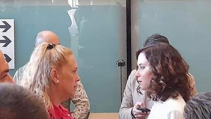 Julia Martínez e Isabel Díaz Ayuso, frente a frente, el pasado jueves en los pasillos de la Asamblea de Madrid, en una imagen facilitada por la familiar de la residente.