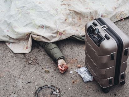 Una de las víctimas del bombardeo de Irpin (Ucrania), abatida cuando trataba de huir junto a su familia con su maleta, el 6 de marzo de 2022.