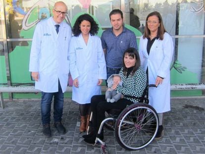 Los doctores Julio Herrero, Karla Rojas y Anna Suy, con una familia del programa de salud reproductiva para lesionados medulares de Vall d'Hebron.
