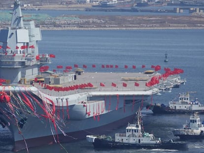 Diverses embarcacions escorten el primer portaavions xinès de fabricació nacional, aquest dimecres en la seva presentació.