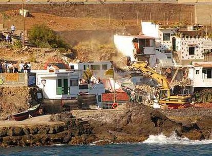 Una excavadora acomete las primeras demoliciones en el poblado de Cho Vito.