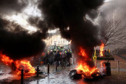 Bonfires in front of the European Parliament headquarters, this Thursday in Brussels.  