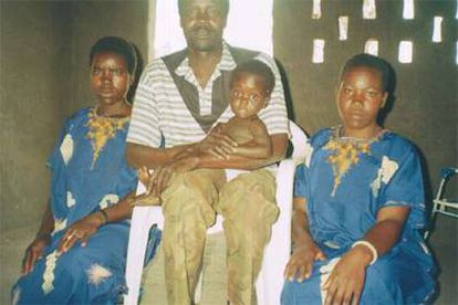 Kony, líder del LRA, con dos de sus esposas y un hijo en un lugar de Uganda en fecha desconocida.