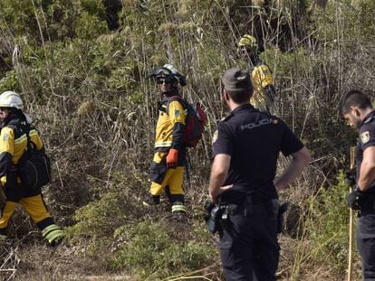 Miembros de la Policía Nacional y del Instituto Balear de la Naturaleza buscan al niño en el torrente de Can Amer / VÍDEO: ATLAS