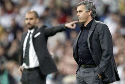 José Mourinho y Pep Guardiola, durante el partido de Liga entre el Madrid y el Barcelona en el estadio Bernabéu.