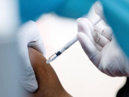 Bruselas pide un "plan claro" de envíos de vacunas de Astrazeneca