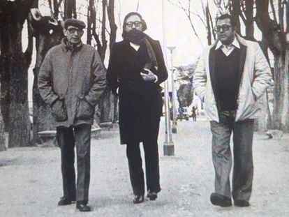 Miguel Delibes, Francisco Umbral y Manu Leguineche (de izquierda a derecha), en Madrid.