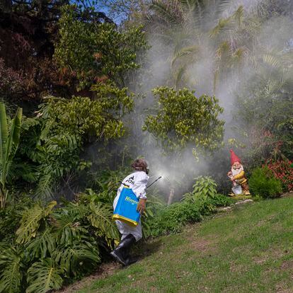 La fumigación aérea solo elimina al 20% de los mosquitos adultos y conlleva riesgos ambientales.