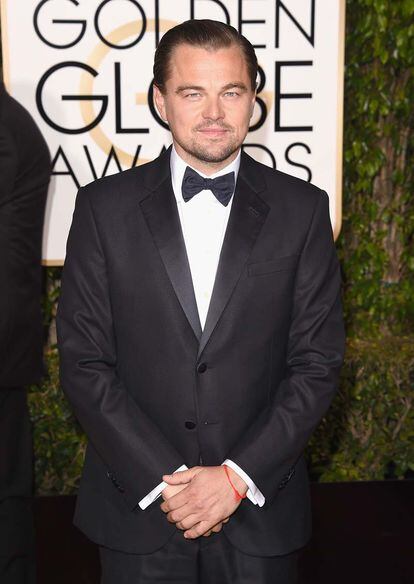 Leonardo DiCaprio, ganador del Globo de Oro por su papel en El Renacido, llevó esmoquin de Giorgio Armani.