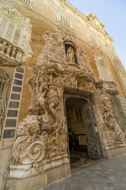 El Museo Nacional de Cerámica González Martí alberga la mayor colección de cerámica de España.