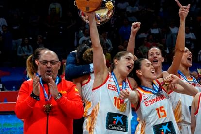 Marta Xargay y Anna Cruz celebran en presencia de Lucas Mondelo la conquista del Eurobasket de 2019, el último campeonato de ambas jugadoras con la selección. FEB