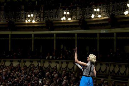 La filósofa Martha C. Nussbaum saluda al público tras recibir el premio Príncipe de Asturias de Ciencias Sociales 2012.