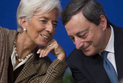 La directora del FMI, Christine Lagarde, conversa con el presidente del BCE, Mario Draghi, durante un acto reciente celebrado en París.