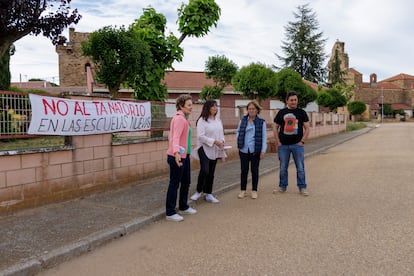 Vecinos de Quintana del Marco en contra del plan del Ayuntamiento de construir un tanatorio en el colegio cerrado por falta de niños.