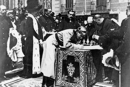 El rey Alfonso XIII y la reina Victoria Eugenia, durante la firma del acta de inauguración de las obras de la Gran Vía el 4 de abril de 1910.