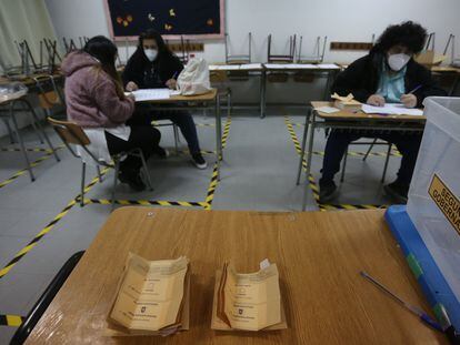 Trabajadores realizan el conteo de votos en una mesa electoral en la comuna de San Bernardo, en Santiago, el pasado 13 de junio.