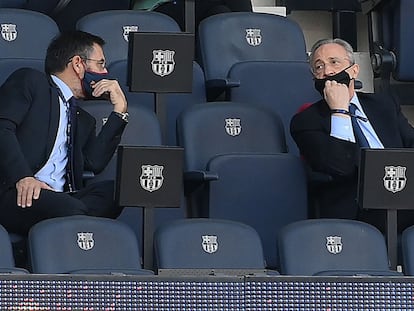 Los presidentes del Barcelona y Real Madrid, Josep María Bartomeu y Florentino Pérez, conversan durante el Clásico.