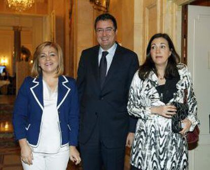 &Oacute;scar L&oacute;pez, posa junto a Soraya Rodr&iacute;guez (derecho) y Elena Valenciano.