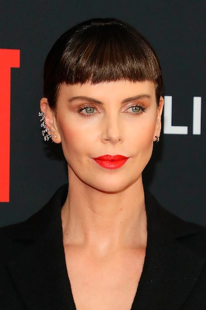 Las pelucas y los postizos, que ya se han deshecho del tabú, son una alternativa divertida para un evento especial. Charlize Theron recurrió a un flequillo de quita y pon para acudir al estreno de Casi Imposible el pasado mes de mayo.