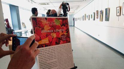 Cartel anunciador de la exposición del terrorista Jon Bienzaobas en Galdakao.