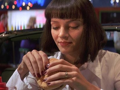 Aunque su receta es aparentemente sencilla, cada vez va a ser más complicado conseguir la hamburguesa de éxito en un prado donde pastan tantas vacas. En la imagen, Uma Thurman en 'Pulp Fiction'.