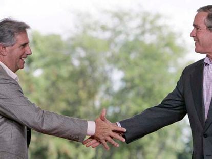 George Bush (derecha) saluda a Tabaré Vázquez.