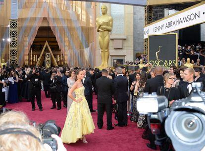 La actriz sueca Alicia Vikander llega a la alfombra roja de los Oscar.