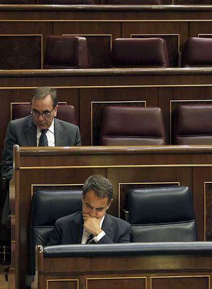 Rodríguez Zapatero y, detrás, el socialista José Antonio Alonso.