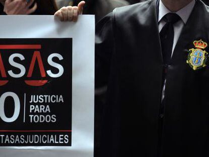 Un abogado protesta contra las tasas judiciales en Oviedo.