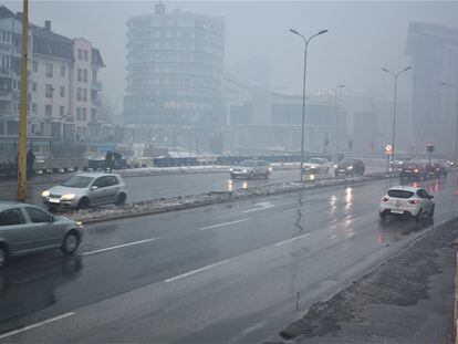 La ciudad de Tuzla en Bosnia-Herzegovina de día llena de neblina producto de la contaminación, el pasado octubre.