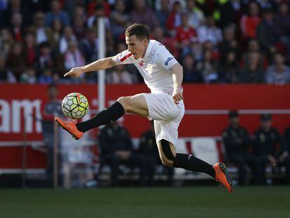 Gameiro controla el bal&oacute;n en el aire durante el Sevilla-Villarreal.