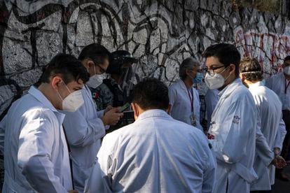 Personal sanitario espera en fila a recibir las primeras vacunas contra la covid-19 en Ciudad de México.