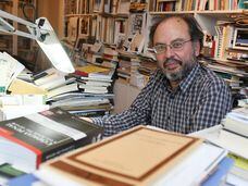 Avelino Fierro , fiscal de menores de León, entre libros en su casa este jueves.