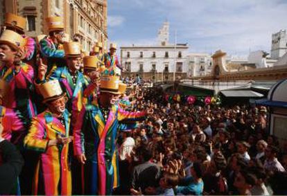 Una agrupación callejera durante una actuación en la plaza de Abastos, en Cádiz.