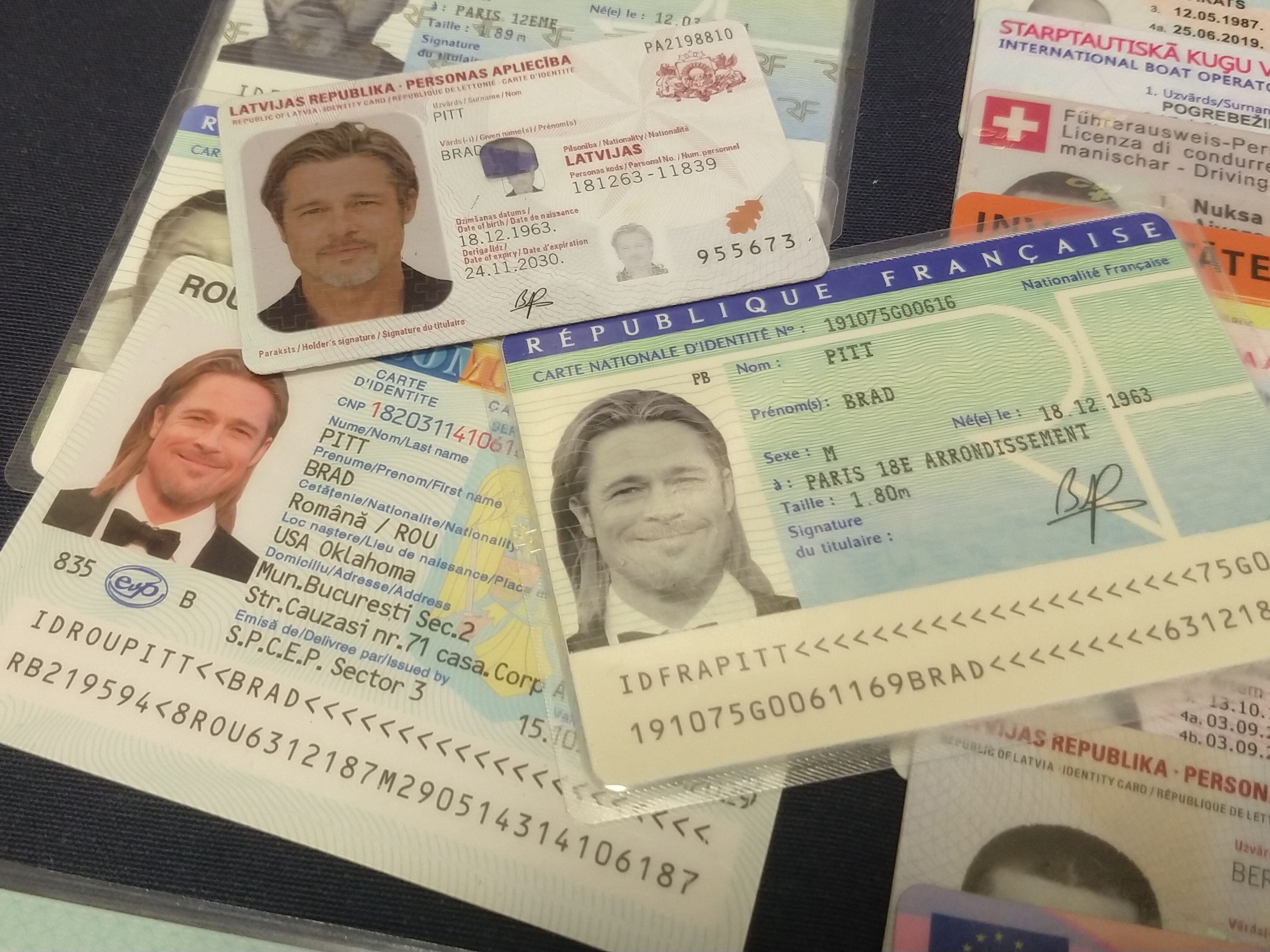 Ejemplos de documentos falsificados intervenidos por la Policía Nacional en la detención de un fugitivo en Benalmádena (Málaga), algunos, a nombre de Brad Pitt.