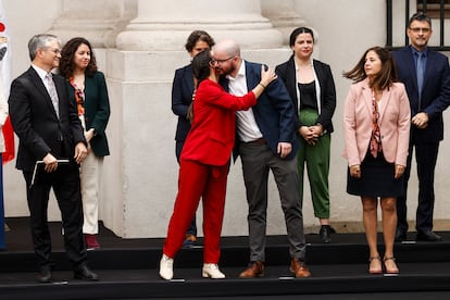 El nuevo ministro de Desarrollo Social, Giorgio Jackson, saluda a la ministra vocera de Gobierno, Camila Vallejo, durante la ceremonia de cambio de Gabinete celebrada en La Moneda el 6 de septiembre