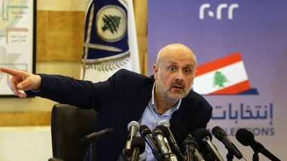 El ministro del Interior libanés, Basam Maulawi, anuncia resultados parciales de la legislativas del domingo, el lunes en Beirut.