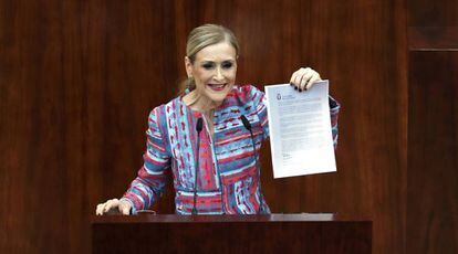 Cristina Cifuentes esgrime un acta del máster fraudulento que dijo haber cursado en la universidad.
