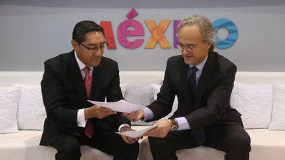 Juan Vergara, presidente de México Travel Channel, y Pedro García Guillen, consejero delegado de PRISA TV, durante la firma del acuerdo entre las dos empresas en el stand de México en Fitur