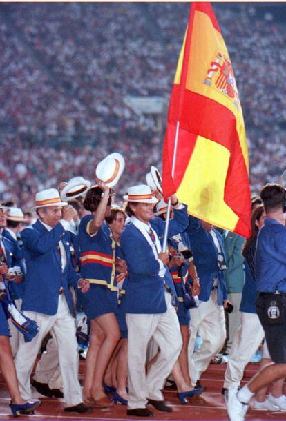 El abanderado español, Luis Doreste, al frente de la representación española durante el desfile de inauguración de los Juegos Olímpicos de Atlanta 96. El regatista canario fue campeón olímpico en Los Ángeles '84 y Barcelona '92.
