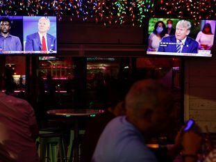 Un restaurante en Tampa (Florida) con la transmisión de los dos eventos de los candidatos a la presidencia de EE UU.