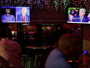 Un restaurante en Tampa (Florida) con la transmisión de los dos eventos de los candidatos a la presidencia de EE UU.